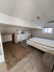 Chambre avec placards