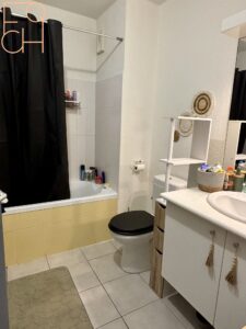 Salle de bains avec wc