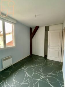 Chambre avec placards