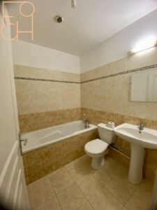 Salle de bains avec WC