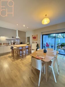 Séjour et cuisine ouverte aménagée et équipée