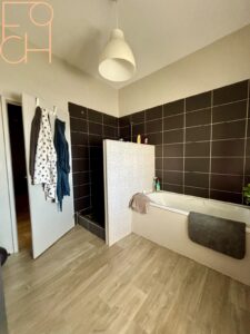 salle de bains avec douche, baignoire et WC