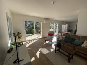 salon avec accès terrasse