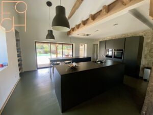 Cuisine aménagée et équipée avec vue piscine