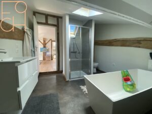 Salle de bains avec douche et baignoire