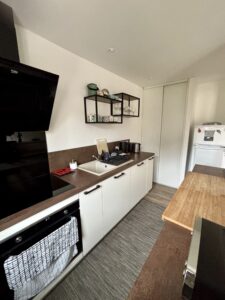 Cuisine aménagée avec placards