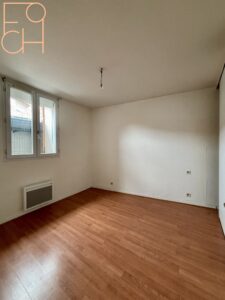 Chambre avec placards