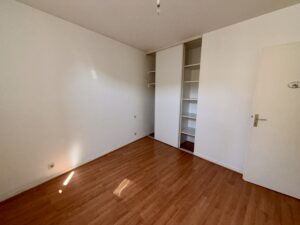 Chambre avec placards