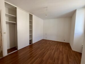 Chambre avec placards