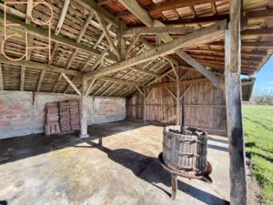 hangar avec pressoir