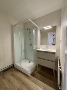 salle d’eau avec cabine de douche