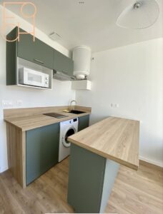 Cuisine aménagée et équipée avec lave linge